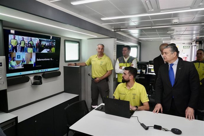 El consejero de Sanidad, Presidencia y Emergencias de la Junta de Andalucía, Antonio Sanz (1d), visita las instalaciones del Puesto de Mando Avanzado (PMA) Base Litoral del Grupo de Emergencias de Andalucía (GREA) en Benahavís (Málaga). 