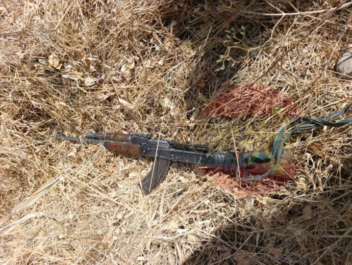 Archivo - Un fusil de asalto hallado por las fuerzas nigerianas en una intervención antiterrorista en el estado de Borno