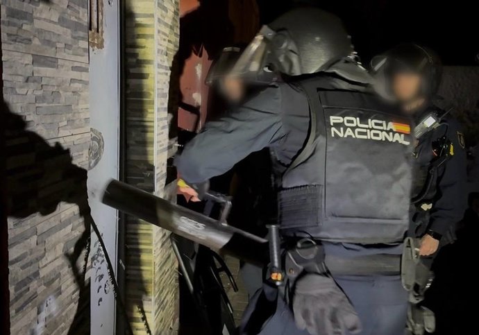 Agentes durante la entrada en una vivienda en el marco de la operación contra el tráfico de drogas desarrollada en Almería.