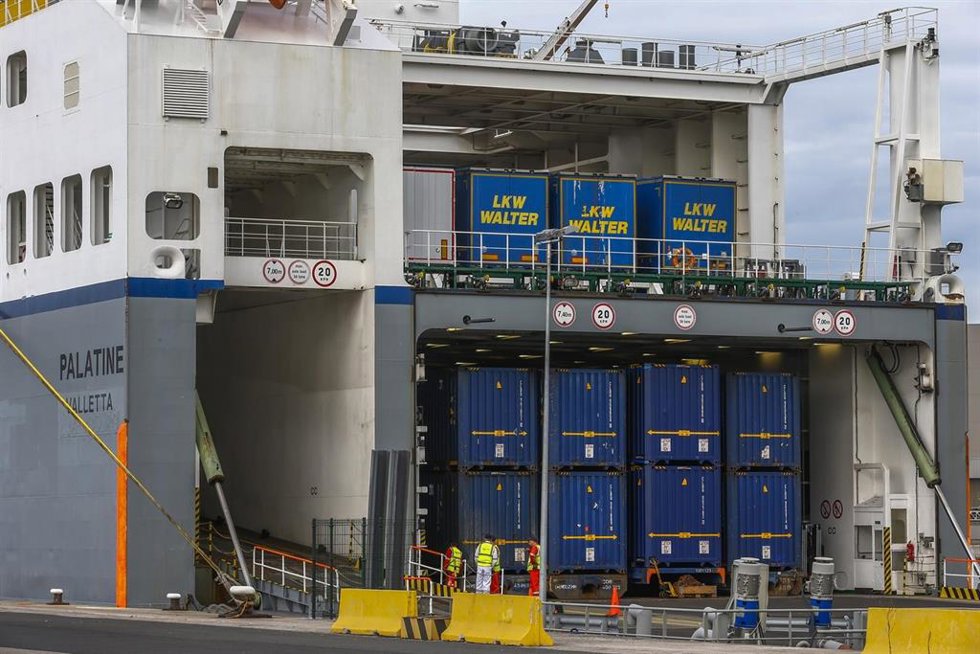 Archivo - Transporte de carga rodada en el Puerto de Santander