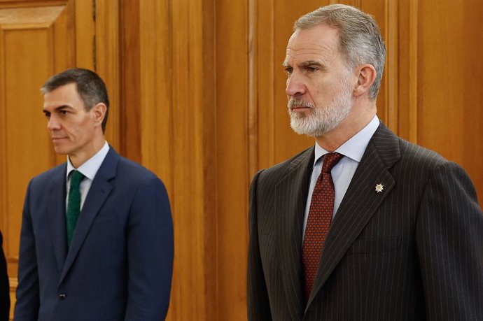 Archivo - Arquivo - O rei Felipe VI (à direita) e o presidente do Governo, Pedro Sánchez (à esquerda), durante a cerimônia de posse da nova ministra da Educação, Formação Profissional e Esportes e da porta-voz do Governo no Palácio de La Zarzuela, em 22 d