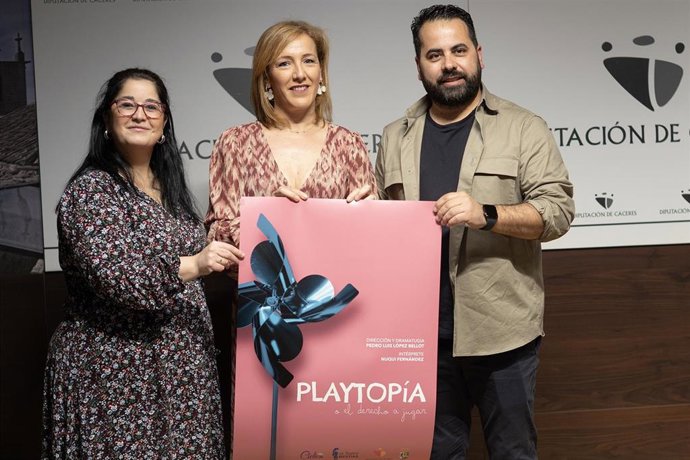 La actriz y productora, Nuqui Fernández; la diputada de Turismo y Juventud, Elisabeth Martín, y el director de teatro, Pedro Luis López Bellot, presentan 'Playtopía'