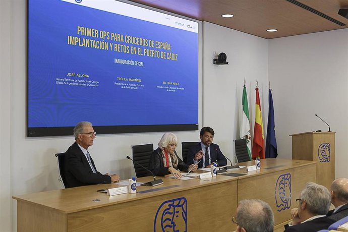 La presidenta de la Autoridad Portuaria de la Bahía de Cádiz (APBC), Teófila Martínez, en una jornada sobre la implantación del primer sistema OPS (Onshore Power Supply) para cruceros en España