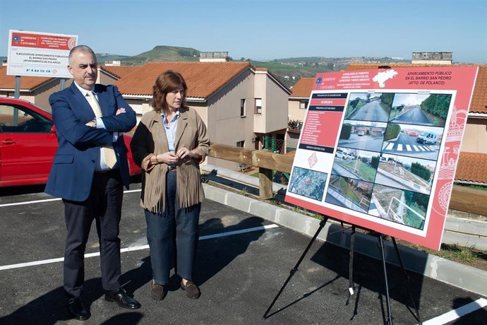 El consejero de Fomento, Roberto Media, y la alcaldesa de Polanco, Rosa Díaz