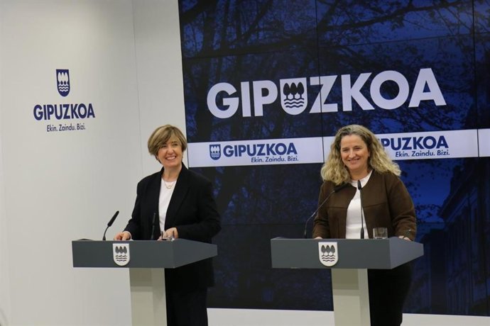 La portavoz de la Diputación de Gipuzkoa, Irune Berasaluze, y la diputada de Hacienda y Finanzas, Itziar Agirre