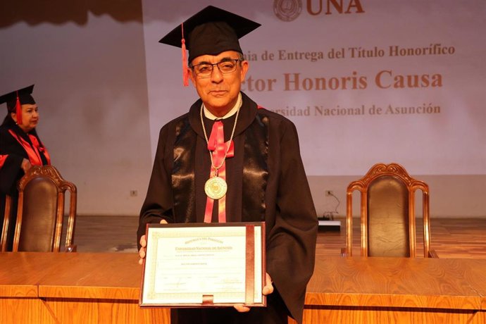 El exrector de la US Miguel Ángel Castro ha sido investido como doctor Honoris Causa por la Universidad Nacional de Asunción.