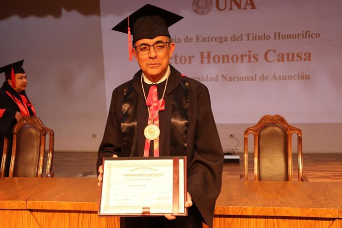 El exrector de la US Miguel Ángel Castro ha sido investido como doctor Honoris Causa por la Universidad Nacional de Asunción.