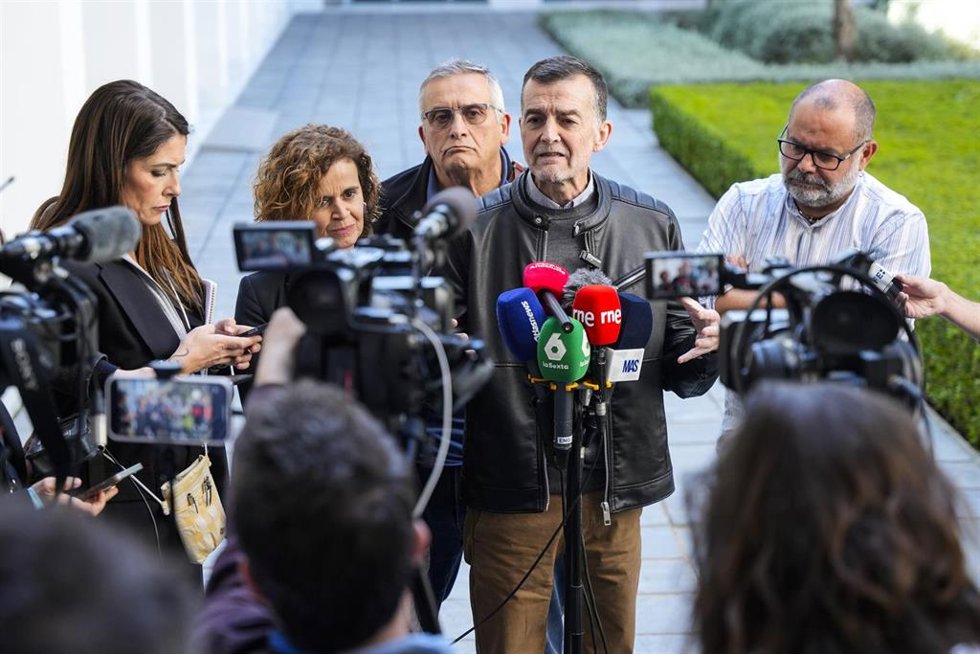 El coordinador federal de IU y candidato de Por Andalucía a la Presidencia de la Junta, Antonio Maíllo, atiende a los medios de comunicación  en el Parlamento de Andalucía, a 17 de marzo de 2026 en Sevilla (Andalucía, España). El coordinador federal de 