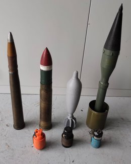 Algunos de los proyectiles y las armas incautadas a un vendedor de un mercadillo de Campos.