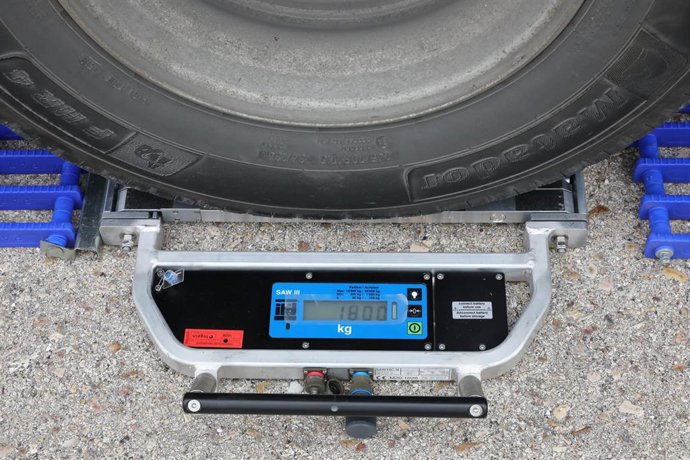 Archivo - Rueda de un camión durante un control de pesaje de vehículos de transporte de mercancías