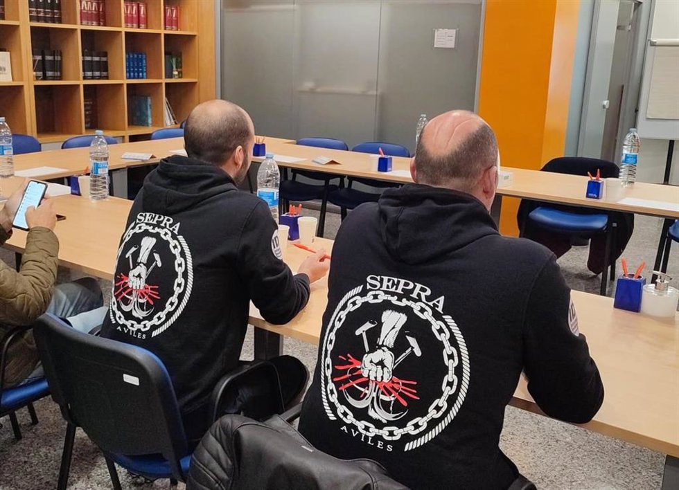 Miembros del Sindicato de estibadores del Puerto de Avilés en la reunión en el Sasec de Oviedo.