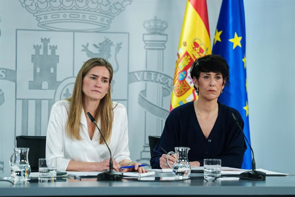(I-D) La vicepresidenta tercera y ministra para la Transición Ecológica y Reto Demográfico, Sara Aagesen, y la ministra de Inclusión, Seguridad Social y Migraciones, Elma Saiz, durante una rueda de prensa posterior al Consejo de Ministros, a 17 de marzo