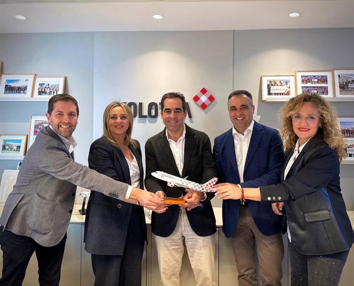 El presidente de la Diputación de Granada, Francis Rodríguez, y la alcaldesa de la ciudad, Marifrán Carazo, en la presentación de una nuevo vuelo a Oporto.