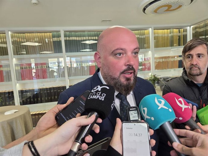 El presidente de la Asamblea de Extremadura, Manuel Naharro, atiende a los medios