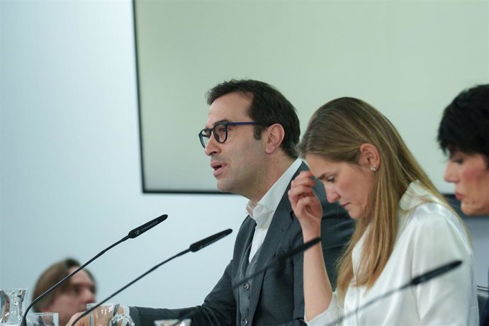 El ministro de Economía, Comercio y Empresa, Carlos Cuerpo, durante una rueda de prensa posterior al Consejo de Ministros, a 17 de marzo de 2026, en Madrid (España).