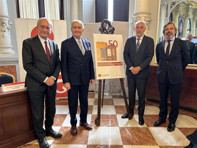 El alcalde, Francisco de la Torre, y los representantes del Colegio: Antonio Pedraza, vicedecano del Colegio; Manuel Méndez, decano de la institución colegial; y Javier Font, secretario de la Junta de Gobierno.