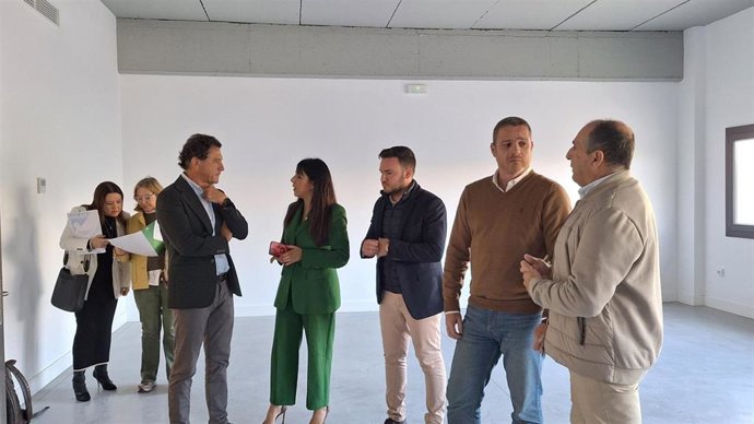 El delegado territorial de Empleo, Empresa y Trabajo Autónomo de la Junta de Andalucía en Cádiz, Daniel Sánchez Román, ha visitado este martes el centro de La Pólvora en San Roque (Cádiz).