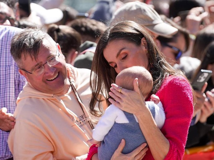 La Reina Letizia sostiene a un bebé en brazos