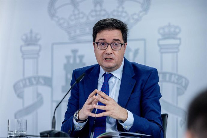 El ministro para la Transformación Digital, Óscar López, durante una rueda de prensa tras el Consejo de Ministros, a 24 de febrero de 2026, en Madrid (España). El Gobierno ha aprobado en el Consejo de Ministros la aprobación de la desclasificación de los 