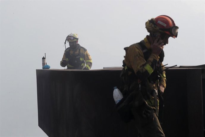 Archivo - Dos brigadistas forestales observan el terreno calcinado, a 20 de septiembre de 2025, en A Barca, Sober, Lugo, Galicia (España). 