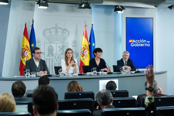 El ministre d'Economia, Comerç i Empresa, Carlos Cuerpo, la vicepresidenta tercera i ministra per a la Transició Ecològica i Repte Demogràfic, Sara Aagesen, la ministra d'Inclusió, Seguretat Social i Migracions, Elma Saiz, i el ministre d'Interior,