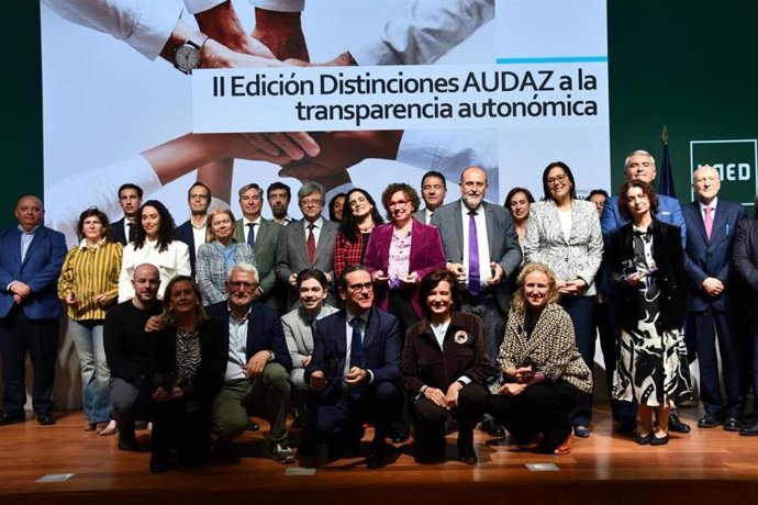 El vicepresidente primero del Ejecutivo Autonómico, José Luis Martínez Guijarro, recoge el II Premios AUDAZ a la transparencia autonómica que otorga la Red Académica de Gobierno Abierto de España.