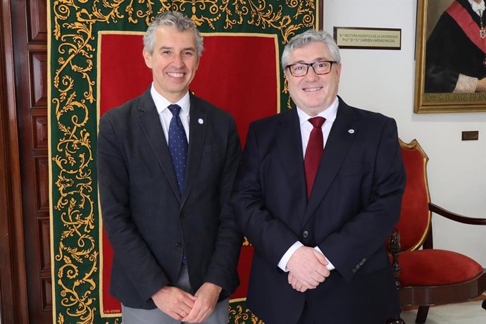 Javier Martos, decano de Filología, y Antonio Ramos, decano de Farmacia, ambos de la Universidad de Sevilla