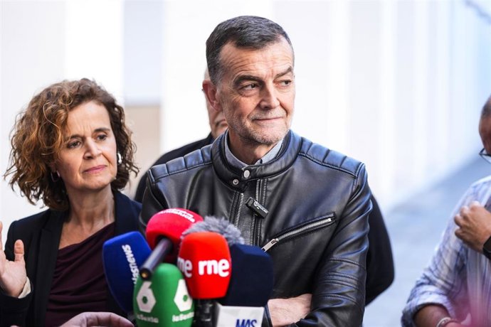 El coordinador federal de IU y candidato de Por Andalucía a la Presidencia de la Junta, Antonio Maíllo, este martes atiende a los medios de comunicación.