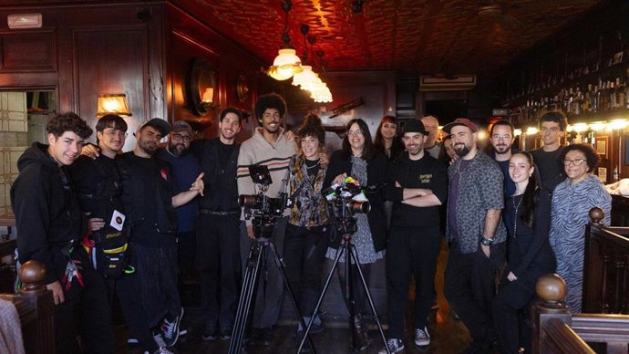 La diputada de Cultura, Cine e Identidad Almeriense, Almudena Morales, junto al equipo de rodaje de 'Víscera' durante su visita al set de rodaje.