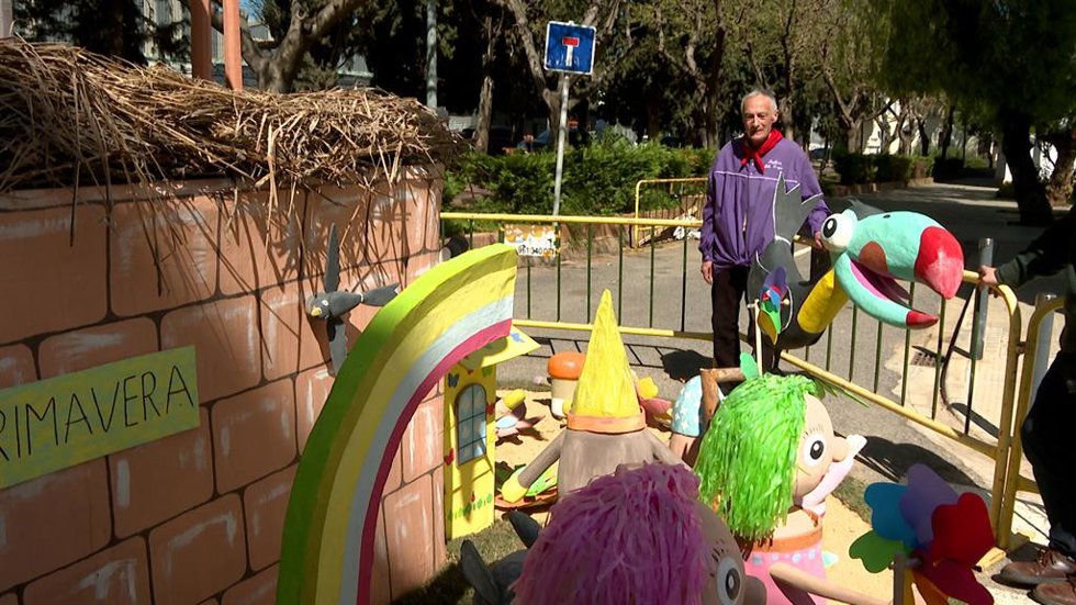 Un artista aficionado vuelve a triunfar con la falla solidaria Els Grups