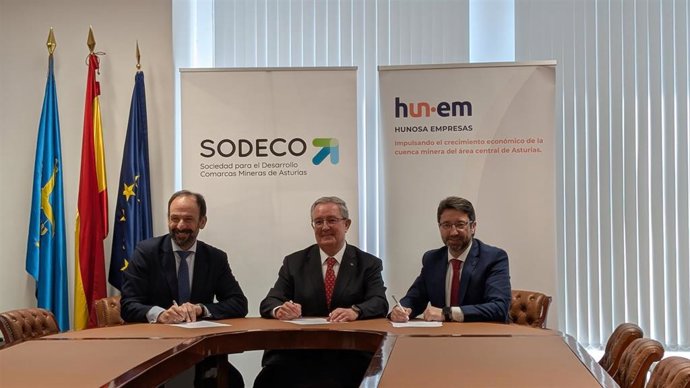 Antonio Crespo, presidente de Sodeco; Antonio Romero, director general de Caja Rural de Asturias; y Enrique Fernández, presidente de Hun.em.