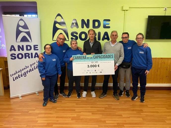 Abel Antón entrega el cheque de 3.000 euros a ANDE Soria.