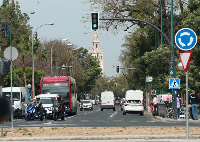 Archivo - Imagen de archivo de tráfico fluido en una avenida de Sevilla.