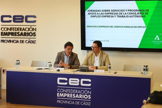 El delegado territorial de Empleo, Empresa y Trabajo Autónomo de la Junta de Andalucía en Cádiz, Daniel Sánchez Román, junto al presidente de la Confederación de Empresas de la provincia de Cádiz (CEC), José Andrés Santos Cordero.