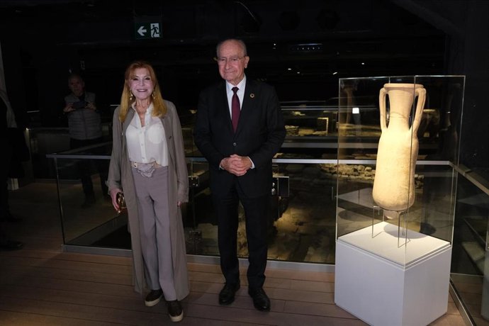 La baronesa Carmen Thyssen y el alcalde de Málaga, Francisco de la Torre.