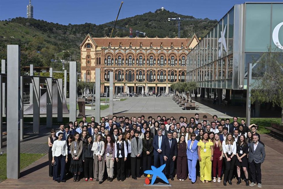 Foto de familia de la entrega de las becas.