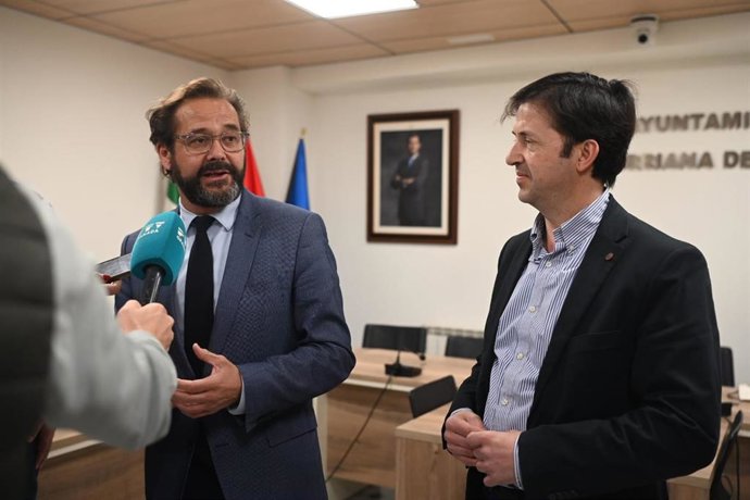 El delegado del Gobierno andaluz en Granada, Antonio Granados, atiende a los medios en presencia del alcalde de Churriana de la Vega, Antonio Narváez