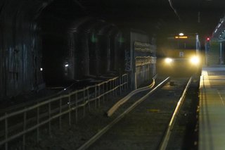 Archivo - Un tren a l'estació de Plaça Catalunya