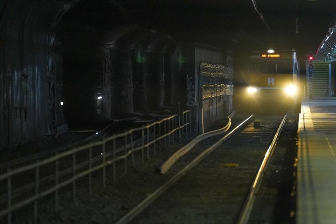 Archivo - Un tren a l'estació de Plaça Catalunya