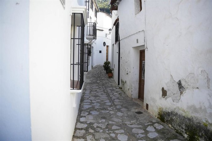 Calle de Grazalema (Cádiz) normalizando su estampa tras haber sido escenario de graves inundaciones por el pasado temporal. Imagen de archivo. 