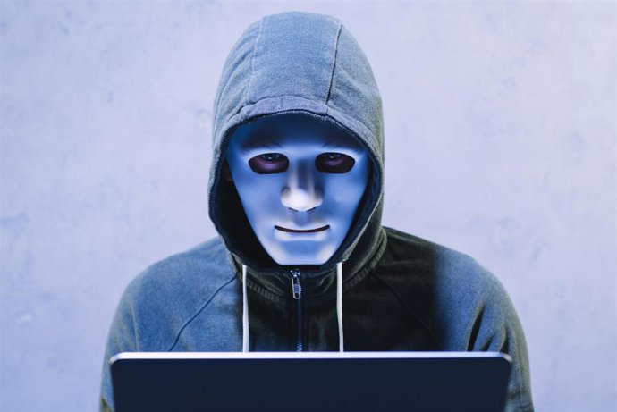Archivo - Hacker con una máscara.