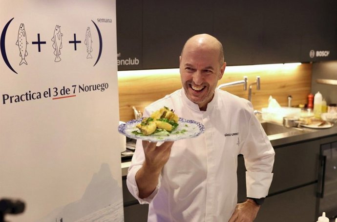 El chef Íñigo Urrechu cocina un plato con Skrei de Noruega