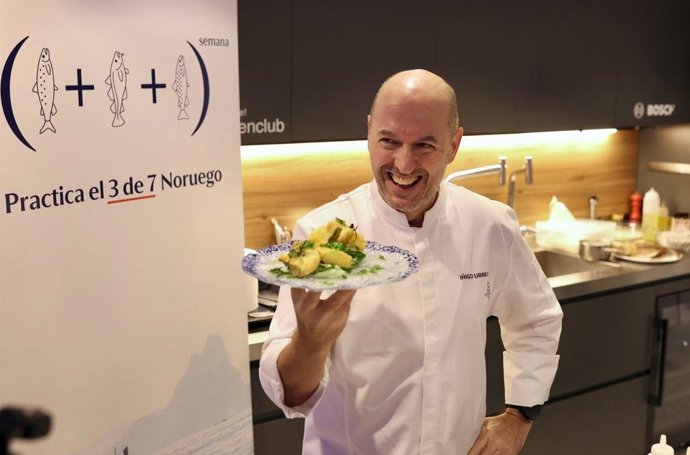 El chef Íñigo Urrechu cocina un plato con Skrei de Noruega