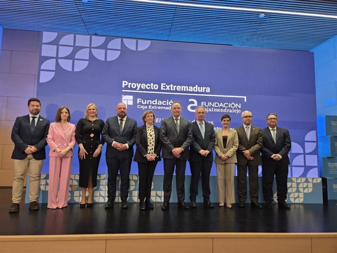 Autoridades en la presentación de Proyecto Extremadura