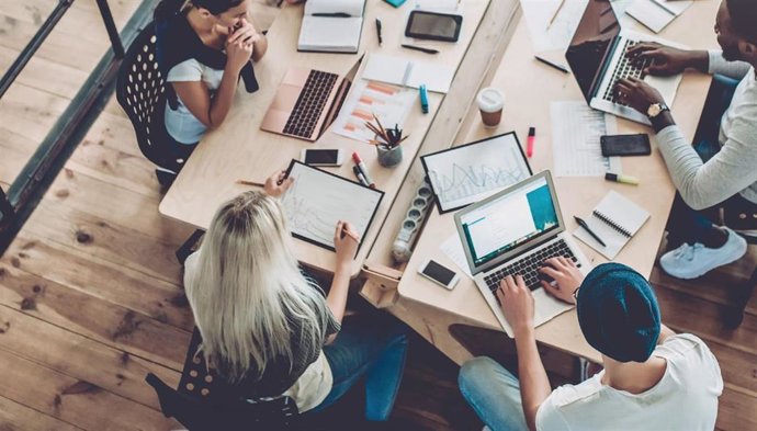 El 96% de las grandes empresas españolas combina oficina y teletrabajo, según Fundación Máshumano.