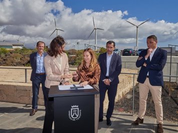 María Isabel Ayuso, directora de Desarrollo de Nuevos Proyectos de Endesa Green Power España y la presidenta del Cabildo de Tenerife, Rosa Dávila, en la firma del convenio para modernizar los parques eólicos de Granadilla