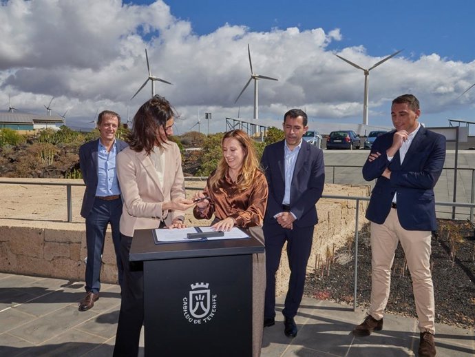 María Isabel Ayuso, directora de Desarrollo de Nuevos Proyectos de Endesa Green Power España y la presidenta del Cabildo de Tenerife, Rosa Dávila, en la firma del convenio para modernizar los parques eólicos de Granadilla