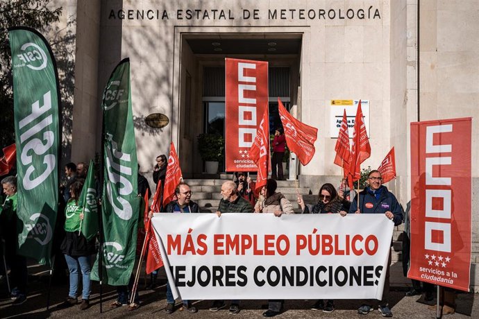 Archivo - Varias personas durante una concentración, en la sede de la AEMET, a 12 de febrero de 2026, en Madrid (España). 