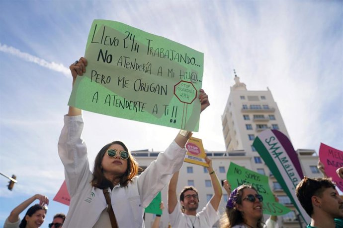 Manifestación convocada por el Sindicato Médico Andaluz con motivo de la tercera jornada consecutiva de huelga contra el estatuto marco aprobado por el Ministerio de Sanidad. A 18 de febrero de 2026, en Málaga (Andalucía, España).  