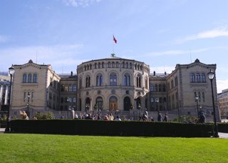 Archivo - OSLO, Sept. 8, 2025  -- This photo taken on Sept. 8, 2025 shows the building of Storting, Norway's unicameral parliament in Oslo, capital of Norway. Norwegians headed to the polls on Monday to elect all 169 members of the Storting, the country's
